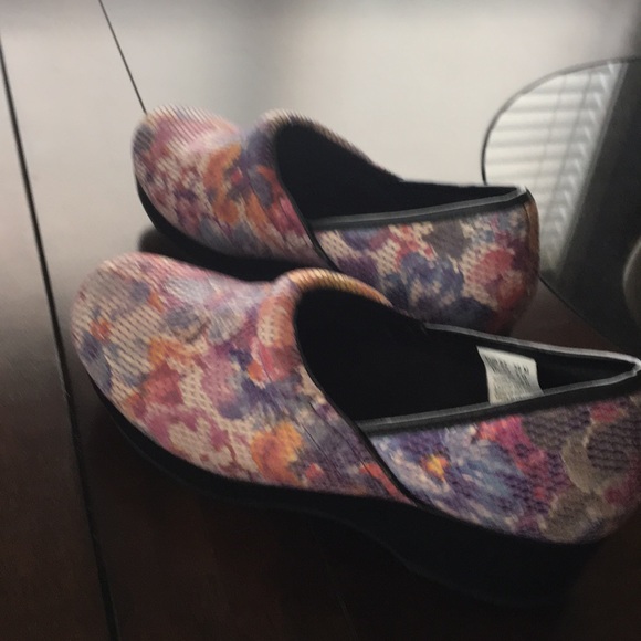 Shoes - Picture 2 of 7